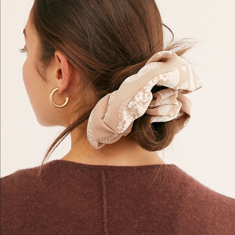 Printed Super Scrunchie✨ - Picture 3 of 6